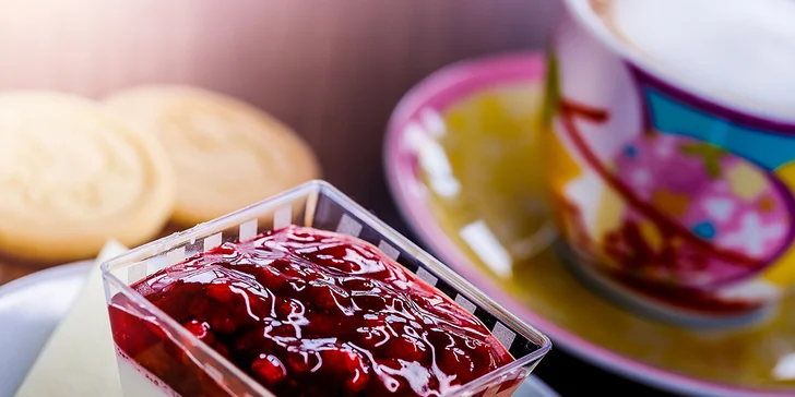 Jde se mlsat: káva či domácí limonáda a lahodný dezert i pro 2