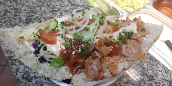Kebab dostanete v tureckém chlebu, se zeleninou a dresinkem.