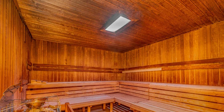 Vo wellness nájdete sauny, vírivku a bazén.