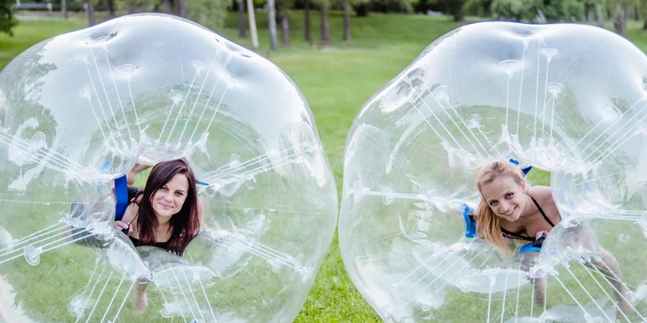 Pojďte se koulet: venkovní body zorbing i vykutálené minihry až pro 8 osob