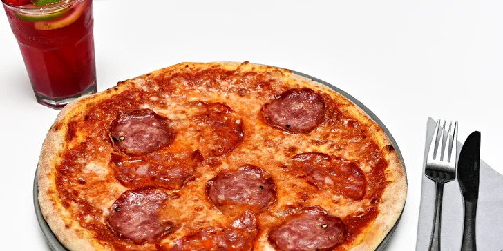 Ledový čaj a pizza na výběr: sýrová, salámová, kuřecí i vegetariánská