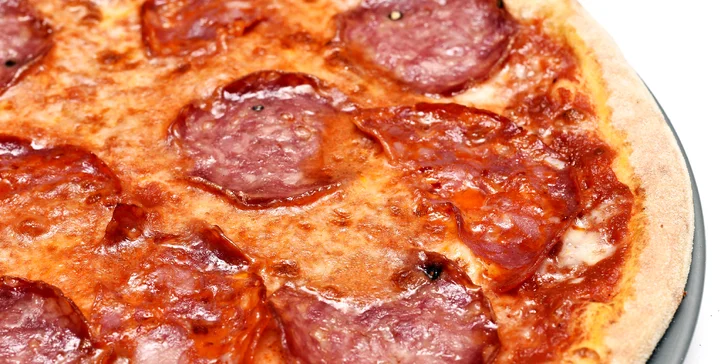 Ledový čaj a pizza na výběr: sýrová, salámová, kuřecí i vegetariánská