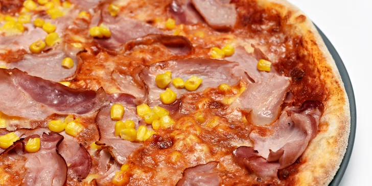 Ledový čaj a pizza na výběr: sýrová, salámová, kuřecí i vegetariánská