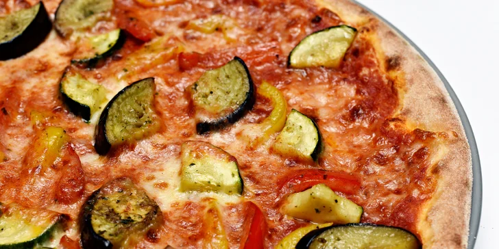 Ledový čaj a pizza na výběr: sýrová, salámová, kuřecí i vegetariánská