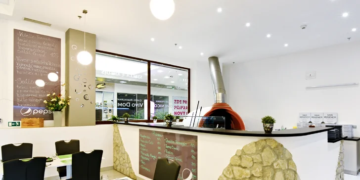 Ledový čaj a pizza na výběr: sýrová, salámová, kuřecí i vegetariánská