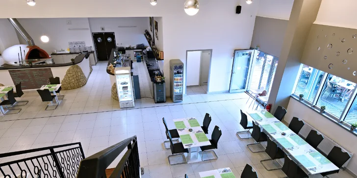 Ledový čaj a pizza na výběr: sýrová, salámová, kuřecí i vegetariánská