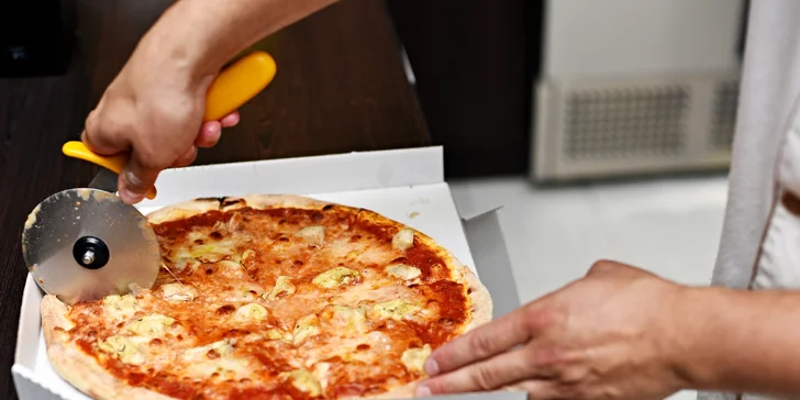 Ledový čaj a pizza na výběr: sýrová, salámová, kuřecí i vegetariánská