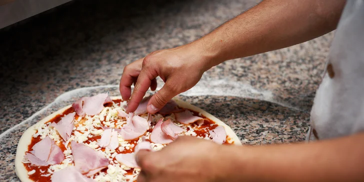 Ledový čaj a pizza na výběr: sýrová, salámová, kuřecí i vegetariánská