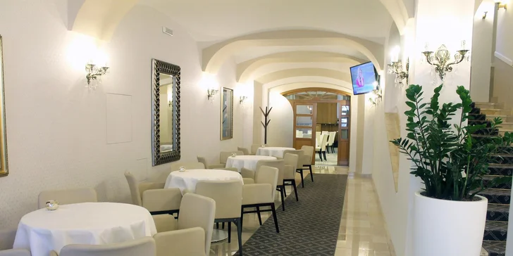 2 noci v elegantním 4* hotelu: velký pokoj, polopenze, termální bazén a sauna