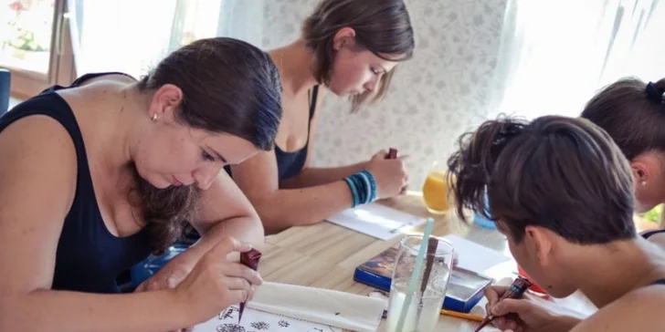 Workshop malování hennou: vlastní motiv a kresba na sebe sama, 3 termíny