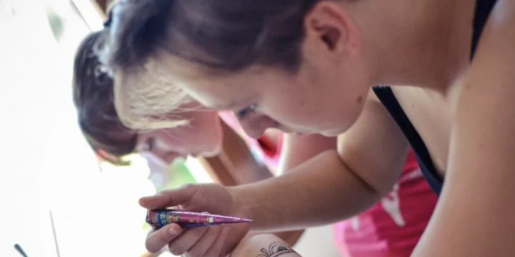 Workshop malování hennou: vlastní motiv a kresba na sebe sama, 3 termíny