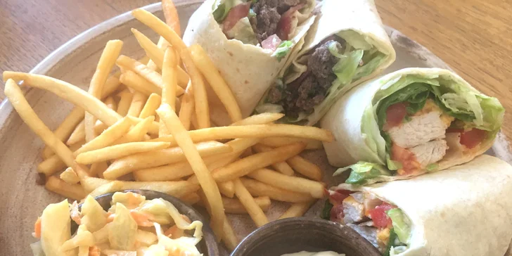 Zajděte na něco dobrého: miniburgery nebo tortilly, hranolky a Coleslaw