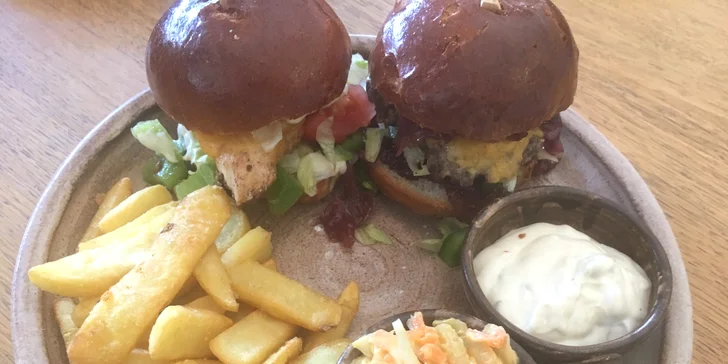 Zajděte na něco dobrého: miniburgery nebo tortilly, hranolky a Coleslaw