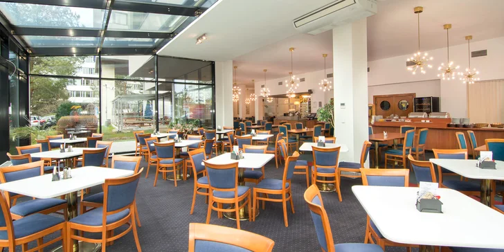 V hotelové restauraci si každé ráno dáte snídani. 