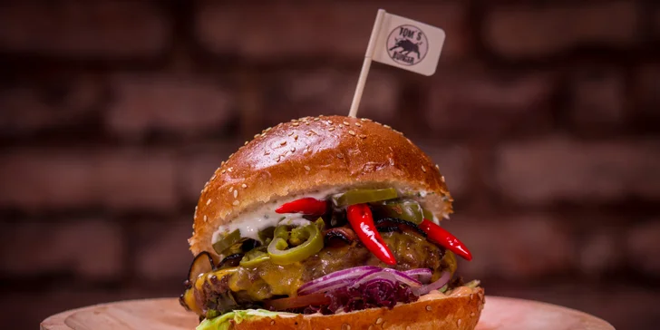 Šťavnatý burger u Toma a k němu hranolky, salát Coleslaw a dip