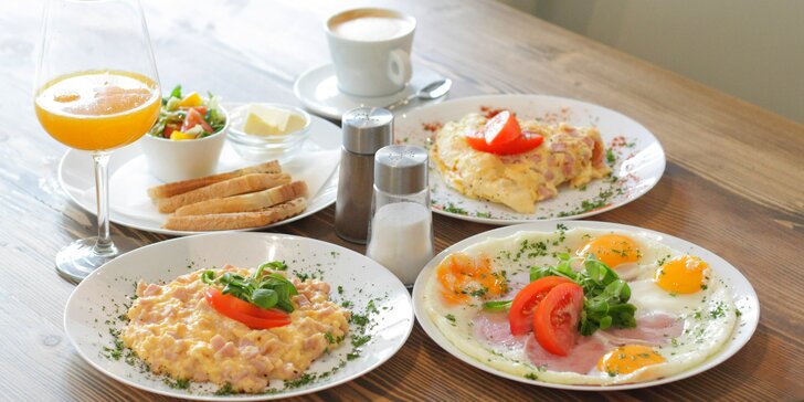 Snídaně: míchaná vajíčka, omeleta nebo hemenex + džus a káva či čaj