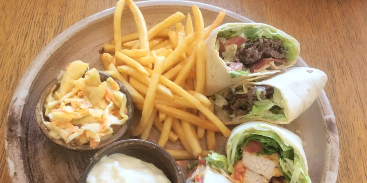 Zajděte na něco dobrého: miniburgery nebo tortilly, hranolky a Coleslaw