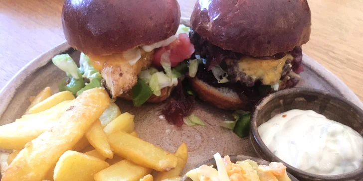 Zajděte na něco dobrého: miniburgery nebo tortilly, hranolky a Coleslaw
