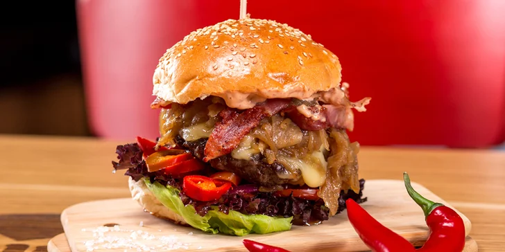 Šťavnatý burger u Toma a k němu hranolky, salát Coleslaw a dip
