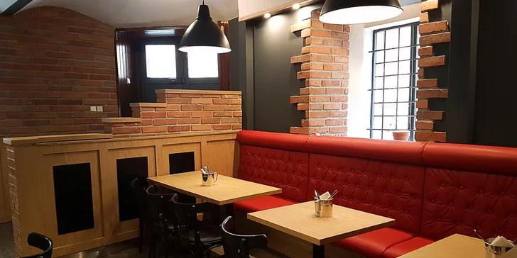Šťavnatý burger u Toma a k němu hranolky, salát Coleslaw a dip