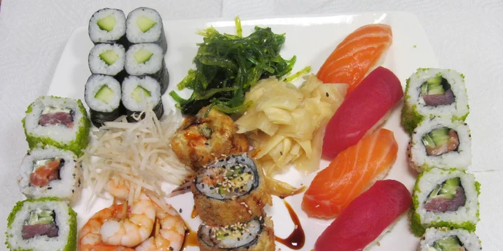 Sushi set s 35 kousky: grilovaná kreveta, losos, tuňák i okurka a avokádo