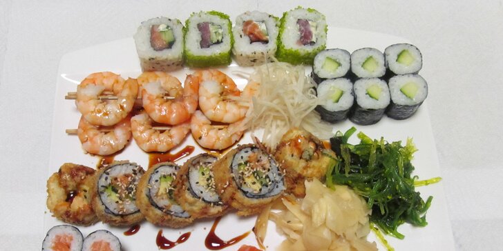 Sushi set s 35 kousky: grilovaná kreveta, losos, tuňák i okurka a avokádo