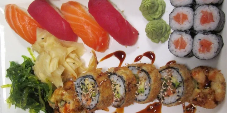 Sushi set s 35 kousky: grilovaná kreveta, losos, tuňák i okurka a avokádo