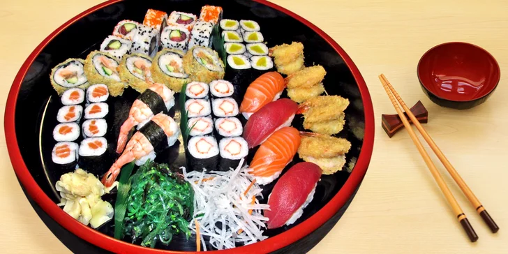Sushi set se 47 kousky: krevety, losos, avokádo i tuňák
