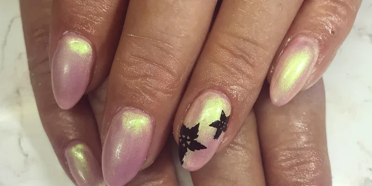 Profesionální gelová modeláž nehtů v Happy Hands Studiu