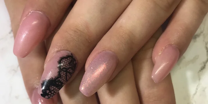 Profesionální gelová modeláž nehtů v Happy Hands Studiu