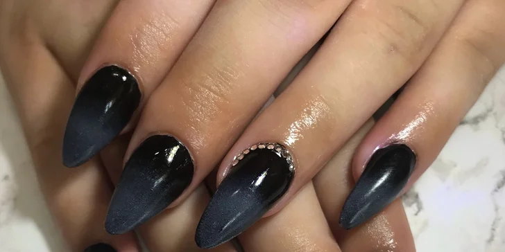 Profesionální gelová modeláž nehtů v Happy Hands Studiu