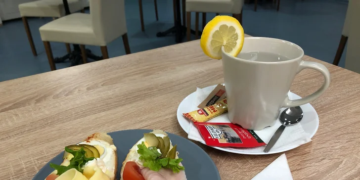 Chlebíčky a káva podle výběru: frappé, cappuccino nebo espresso