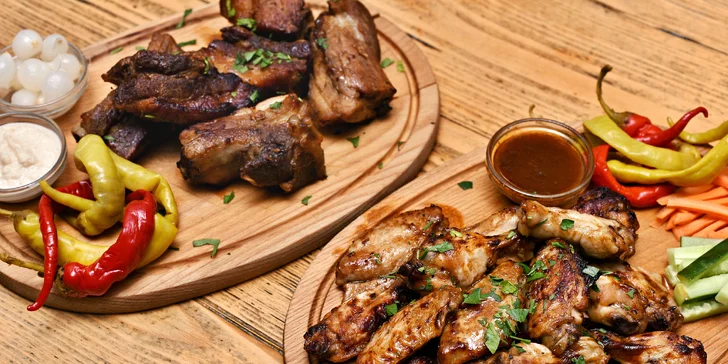 2 půllitry piva, 600 g žeber a ½ kila BBQ křídel pro 2 či dvojitá porce pro 4