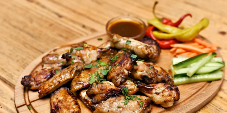 2 půllitry piva, 600 g žeber a ½ kila BBQ křídel pro 2 či dvojitá porce pro 4