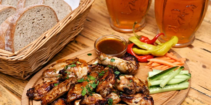 2 půllitry piva, 600 g žeber a ½ kila BBQ křídel pro 2 či dvojitá porce pro 4