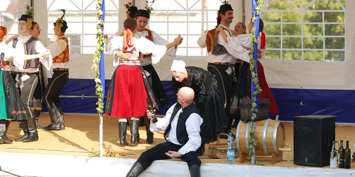 Akce Šlapání hroznů dívčí nohou: zábava, muzika i degustace vína