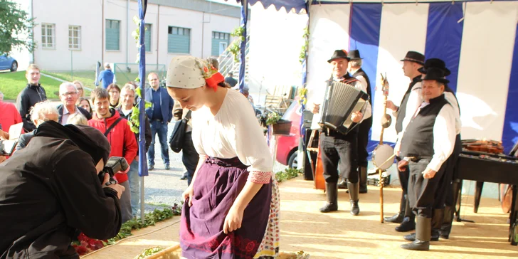 Akce Šlapání hroznů dívčí nohou: zábava, muzika i degustace vína