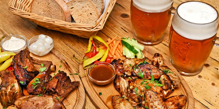 2 půllitry piva, 600 g žeber a ½ kila BBQ křídel pro 2 či dvojitá porce pro 4