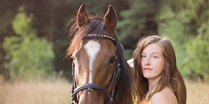 Výuková lekce jízdy na koni v přírodě či na jízdárně i focení s koníkem