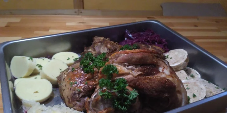 Pekáč plný masa pro 2–3 osoby v restauraci v centru Prahy