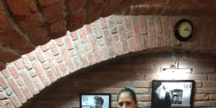 Stylový barber shop na Václaváku pro chlapce i muže s vlastním barem