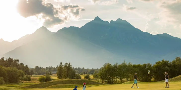 Radost si udělají i nadšenci golfu, protože nádherná panoramata Tater doprovází každou z dvaceti sedmi jamek hřiště Black Stork, které je dostupné za poplatek.