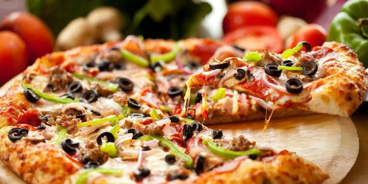 Hodina bowlingu a pizza nebo salát dle výběru