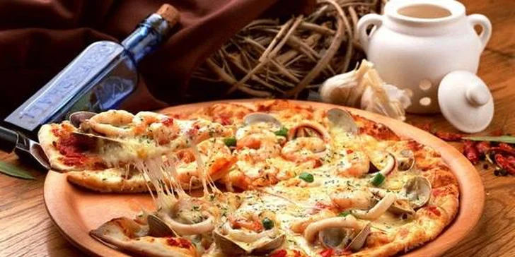 Hodina bowlingu a pizza nebo salát dle výběru