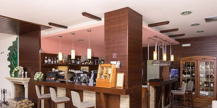 4* wellness pobyt v Tatrách: snídaně či polopenze, bazény i jacuzzi bar pro 2