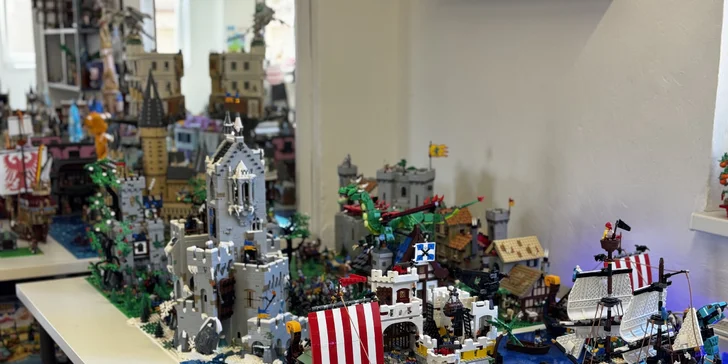 Ve zdejším obchodě nabízí široký výběr stavebnic a minifigurek, které vám budou připomínat vaše dobrodružství v Kostkoherně. 