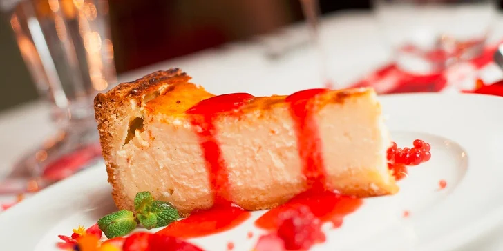 Cheesecake s jahodami, lupienkami jedlých kvetov a jahodovým kaviárom