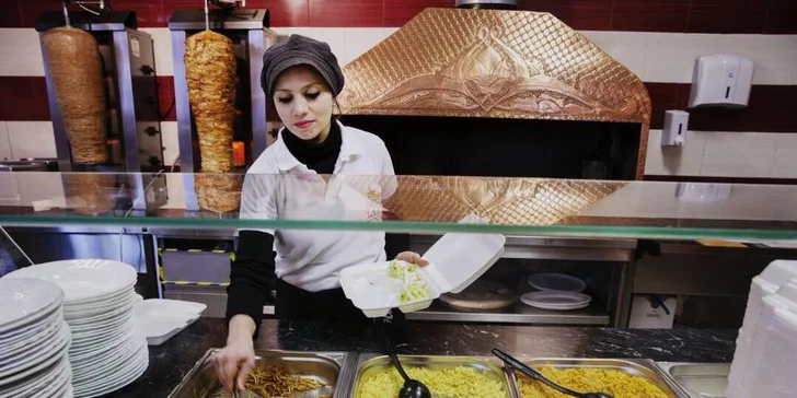 Zažeňte hlad: velký kebab v chlebu nebo v tortille i s pitím v centru Brna