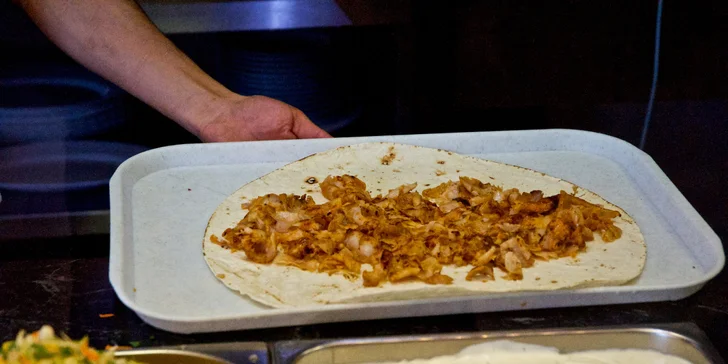 Zažeňte hlad: velký kebab v chlebu nebo v tortille i s pitím v centru Brna