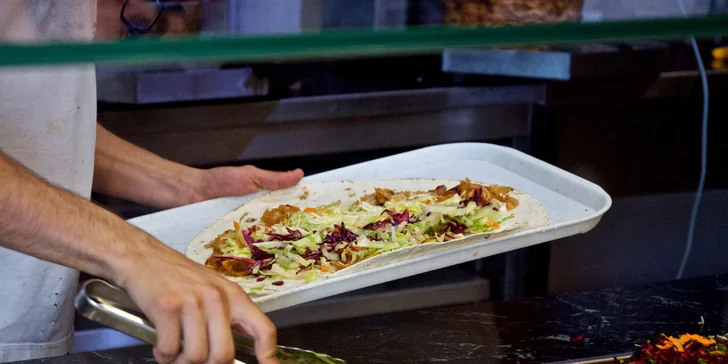 Zažeňte hlad: velký kebab v chlebu nebo v tortille i s pitím v centru Brna